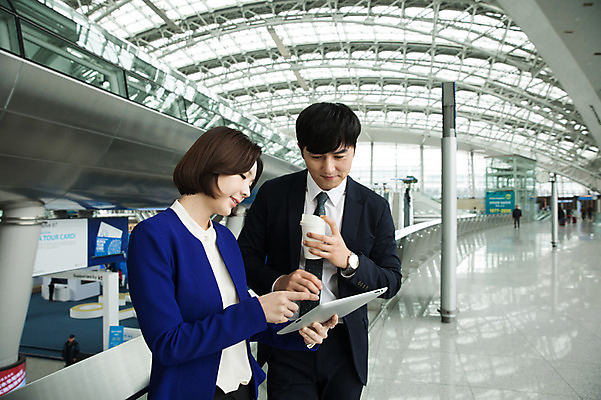 포토 JPG 응시 여자 남자 커피 비즈니스 실내 서기 상반신 20대 성인 두명 앞모습 옆모습 30대 태블릿 한국인 가리킴 비즈니스맨 비즈니스우먼 공항 출장 천장 인천국제공항 성인만 국내포토 시선 음료 뷰포인트 교통시설 모션 사람 동양인 손짓 청년 내부 장년 전자제품 스마트기기 직장인 인천 파일형식