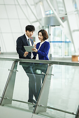 포토 JPG 전신 응시 여자 남자 커피 비즈니스 난간 실내 서기 미소 20대 성인 두명 앞모습 30대 한국인 비즈니스맨 비즈니스우먼 공항 출장 인천국제공항 성인만 국내포토 시선 음료 뷰포인트 교통시설 모션 표정 사람 동양인 청년 내부 장년 직장인 인천 파일형식 직업 교통 한국 인종 시설 아시아 나라