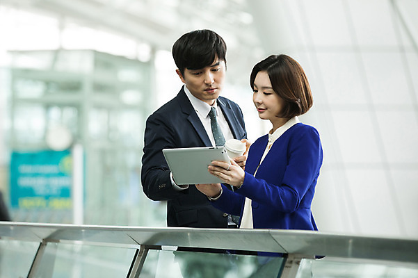 포토 JPG 응시 여자 남자 커피 비즈니스 실내 서기 미소 상반신 20대 성인 두명 앞모습 30대 태블릿 한국인 비즈니스맨 비즈니스우먼 공항 출장 인천국제공항 성인만 국내포토 시선 음료 뷰포인트 교통시설 모션 표정 사람 동양인 청년 내부 장년 전자제품 스마트기기 직장인 인천 파일형식