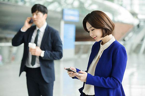 포토 JPG 응시 여자 남자 커피 비즈니스 실내 서기 미소 상반신 20대 성인 두명 옆모습 30대 스마트폰 한국인 직장인 비즈니스맨 비즈니스우먼 공항 출장 인천국제공항 성인만 국내포토 직업 시선 음료 뷰포인트 교통시설 모션 표정 사람 동양인 청년 내부 장년 핸드폰 스마트기기 인천 파일형식