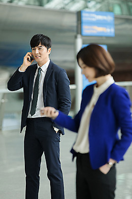 포토 JPG 응시 여자 남자 비즈니스 실내 서기 미소 상반신 20대 성인 두명 앞모습 30대 스마트폰 한국인 비즈니스맨 비즈니스우먼 공항 출장 통화 인천국제공항 성인만 국내포토 시선 뷰포인트 교통시설 모션 표정 사람 동양인 청년 내부 장년 핸드폰 스마트기기 직장인 인천 파일형식