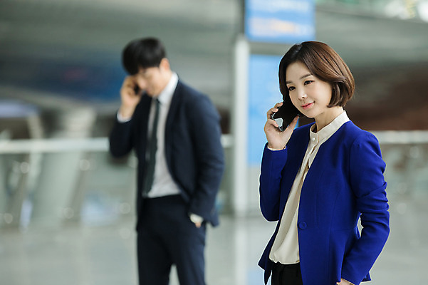 포토 JPG 여자 남자 비즈니스 실내 서기 상반신 20대 성인 두명 앞모습 30대 스마트폰 한국인 비즈니스맨 비즈니스우먼 공항 출장 주머니손 통화 인천국제공항 성인만 국내포토 뷰포인트 교통시설 모션 사람 동양인 청년 내부 장년 핸드폰 스마트기기 직장인 인천 파일형식