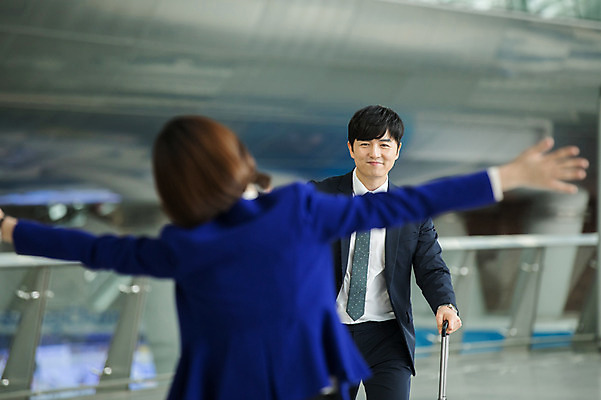 포토 JPG 여자 남자 비즈니스 안기 팔벌리기 실내 미소 상반신 20대 성인 두명 앞모습 뒷모습 30대 걷기 한국인 비즈니스맨 비즈니스우먼 공항 출장 인천국제공항 성인만 국내포토 뷰포인트 교통시설 모션 표정 사람 동양인 청년 내부 장년 직장인 인천 파일형식