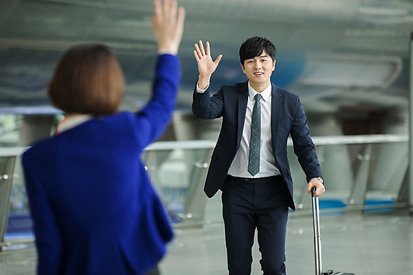 포토 JPG 여자 남자 비즈니스 실내 상반신 20대 성인 두명 앞모습 뒷모습 30대 걷기 캐리어 한국인 직장인 비즈니스맨 비즈니스우먼 공항 출장 인천국제공항 성인만 국내포토 직업 뷰포인트 교통시설 모션 사람 동양인 청년 내부 장년 여행가방 인천 파일형식