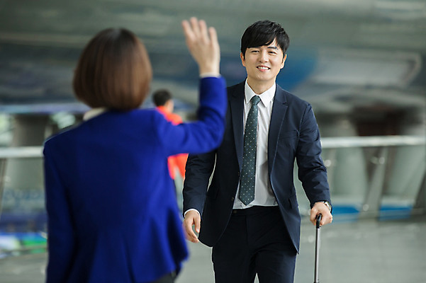 포토 JPG 응시 여자 남자 비즈니스 실내 미소 상반신 20대 성인 두명 앞모습 뒷모습 30대 걷기 캐리어 한국인 인사 비즈니스맨 비즈니스우먼 공항 출장 인천국제공항 성인만 어깨에손 국내포토 시선 뷰포인트 교통시설 모션 표정 사람 동양인 청년 내부 장년 여행가방 예절 직장인 인천 파일형식