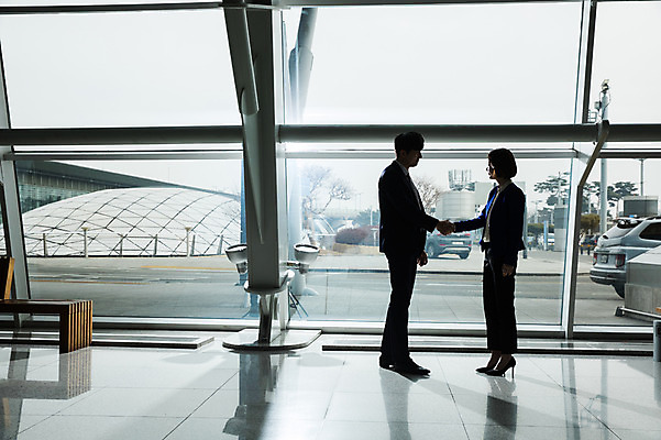 포토 JPG 전신 여자 남자 비즈니스 창문 악수 실내 서기 20대 성인 두명 옆모습 30대 마주보기 한국인 비즈니스맨 비즈니스우먼 공항 출장 인천국제공항 성인만 국내포토 뷰포인트 교통시설 모션 사람 동양인 손짓 청년 내부 장년 직장인 인천 파일형식