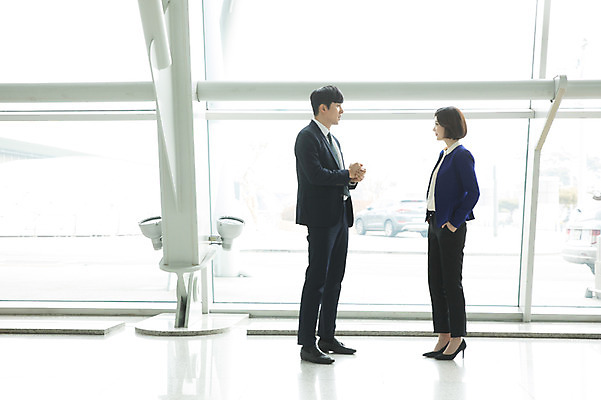 포토 JPG 전신 여자 남자 비즈니스 창문 실내 대화 서기 20대 성인 두명 옆모습 30대 마주보기 한국인 직장인 비즈니스맨 비즈니스우먼 공항 출장 인천국제공항 성인만 국내포토 직업 뷰포인트 교통시설 모션 말하기 사람 동양인 청년 내부 장년 인천 파일형식