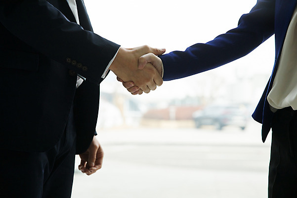 포토 JPG 손 여자 남자 비즈니스 악수 실내 서기 상반신 20대 성인 두명 옆모습 신체부위 30대 한국인 잡기 직장인 비즈니스맨 비즈니스우먼 공항 출장 인천국제공항 성인만 국내포토 직업 뷰포인트 교통시설 모션 사람 동양인 손짓 청년 내부 장년 인천 파일형식