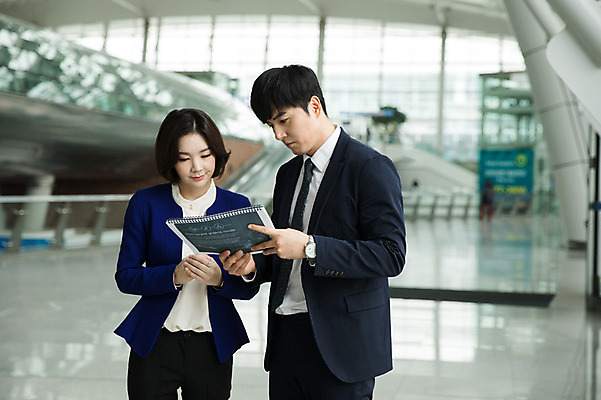 포토 JPG 응시 여자 남자 비즈니스 실내 고개숙이기 서기 상반신 20대 성인 두명 앞모습 30대 한국인 비즈니스맨 비즈니스우먼 공항 출장 서류파일 인천국제공항 성인만 국내포토 시선 뷰포인트 교통시설 모션 숙이기 사람 동양인 청년 내부 장년 사무용품 직장인 인천 파일형식