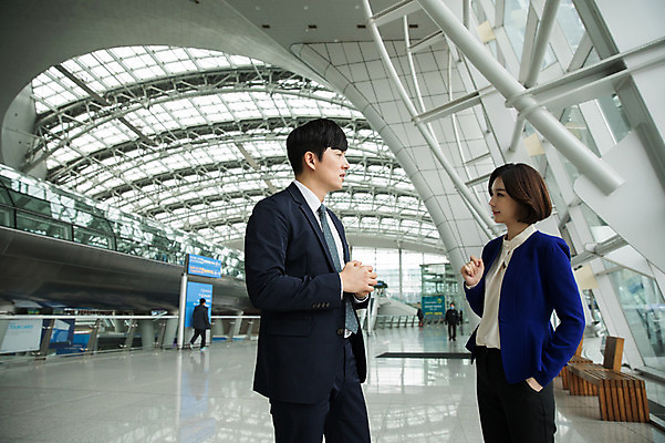 포토 JPG 여자 남자 비즈니스 실내 대화 서기 상반신 20대 성인 두명 옆모습 30대 마주보기 한국인 비즈니스맨 비즈니스우먼 공항 출장 인천국제공항 성인만 국내포토 뷰포인트 교통시설 모션 말하기 사람 동양인 청년 내부 장년 직장인 인천 파일형식