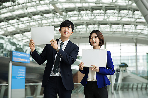 포토 JPG 응시 여자 남자 비즈니스 실내 서기 미소 들기 상반신 20대 성인 두명 앞모습 30대 한국인 비즈니스맨 비즈니스우먼 공항 스케치북 출장 인천국제공항 성인만 국내포토 시선 뷰포인트 교통시설 모션 학용품 표정 사람 동양인 청년 내부 장년 직장인 인천 파일형식