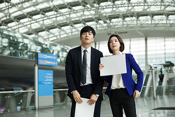 포토 JPG 여자 남자 비즈니스 실내 서기 들기 상반신 20대 성인 두명 앞모습 30대 한국인 짜증 비즈니스맨 비즈니스우먼 기다림 공항 스케치북 출장 멀리보기 인천국제공항 성인만 국내포토 감정 뷰포인트 교통시설 모션 학용품 사람 동양인 청년 내부 장년 직장인 인천 파일형식