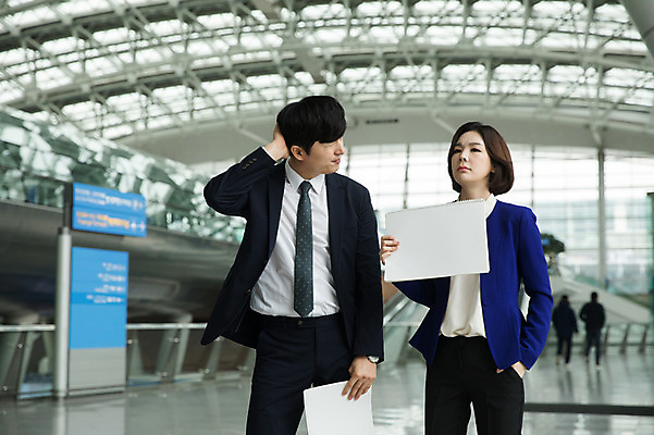 포토 JPG 여자 남자 비즈니스 실내 서기 상반신 20대 성인 두명 앞모습 30대 한국인 짜증 비즈니스맨 비즈니스우먼 기다림 공항 스케치북 출장 주머니손 인천국제공항 성인만 머리긁기 국내포토 감정 뷰포인트 교통시설 모션 학용품 사람 동양인 청년 내부 장년 직장인 인천 파일형식 긁기