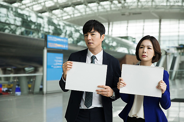 포토 JPG 여자 남자 비즈니스 실내 서기 상반신 20대 성인 두명 앞모습 30대 한국인 짜증 비즈니스맨 비즈니스우먼 기다림 공항 스케치북 출장 인천국제공항 성인만 국내포토 감정 뷰포인트 교통시설 모션 학용품 사람 동양인 청년 내부 장년 직장인 인천 파일형식