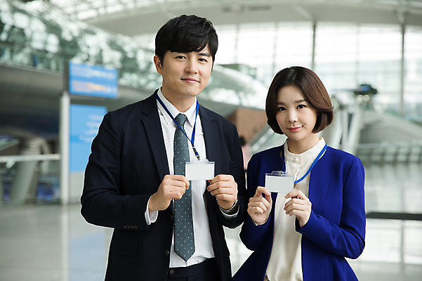 포토 JPG 여자 남자 비즈니스 명함 실내 서기 미소 상반신 20대 성인 두명 앞모습 30대 한국인 비즈니스맨 비즈니스우먼 공항 출장 사원증 인천국제공항 성인만 국내포토 뷰포인트 교통시설 모션 표정 사람 동양인 청년 내부 장년 직장인 인천 파일형식