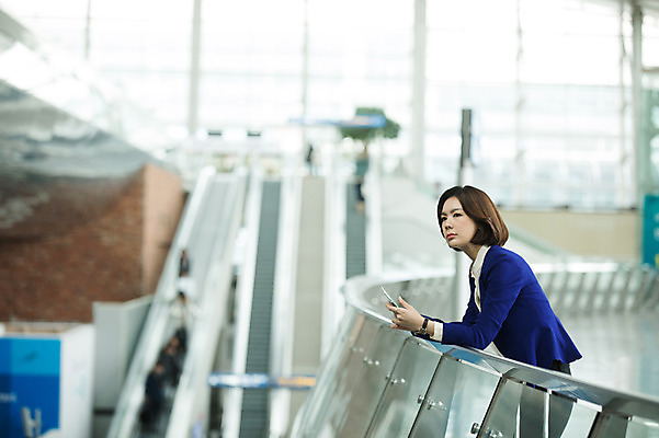 포토 JPG 여자 비즈니스 난간 실내 한명 서기 상반신 20대 성인 옆모습 기댐 한국인 짜증 비즈니스우먼 기다림 공항 출장 여권 에스컬레이터 인천국제공항 성인여자한명만 국내포토 1 감정 뷰포인트 교통시설 모션 사람 동양인 청년 내부 직장인 인천 여자한명만 성인여자만 파일형식