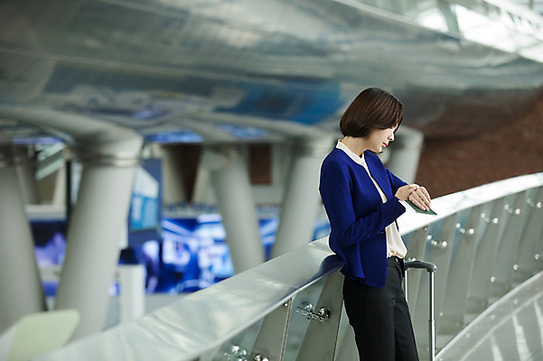 포토 JPG 여자 비즈니스 실내 한명 서기 상반신 20대 성인 옆모습 기댐 한국인 비즈니스우먼 기다림 공항 출장 여권 시계보기 인천국제공항 성인여자한명만 국내포토 1 뷰포인트 교통시설 모션 사람 동양인 청년 내부 직장인 인천 여자한명만 성인여자만 파일형식