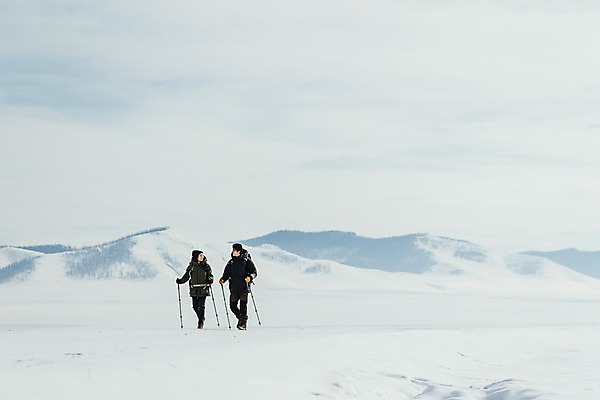 포토 JPG 주간 전신 커플 응시 여자 남자 아시아 여행 겨울 아웃도어 서기 들기 20대 성인 야외 두명 앞모습 옆모습 여행객 걷기 설원 트래킹 장비 한국인 눈 몽골 성인만 국내포토 자연요소 시선 계절 나라 뷰포인트 관계 모션 레저 날씨 눈_날씨 사람 동양인 청년 파일형식