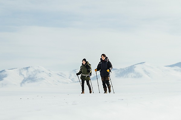 포토 JPG 주간 전신 커플 응시 여자 남자 아시아 여행 겨울 아웃도어 서기 들기 20대 성인 야외 두명 앞모습 옆모습 여행객 걷기 설원 트래킹 장비 한국인 눈 몽골 성인만 국내포토 자연요소 시선 계절 나라 뷰포인트 관계 모션 레저 날씨 눈_날씨 사람 동양인 청년 파일형식