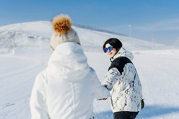 포토 JPG 주간 커플 여자 남자 겨울 스키장 미소 상반신 20대 성인 야외 두명 뒷모습 걷기 손잡기 다정 한국인 눈 뒤돌아보기 몽골 성인만 국내포토 자연요소 계절 아시아 뷰포인트 컨셉 관계 모션 날씨 표정 사람 동양인 청년 파일형식