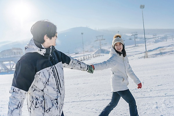 포토 JPG 주간 커플 여자 남자 겨울 스키장 미소 상반신 20대 성인 야외 두명 옆모습 걷기 손잡기 다정 한국인 눈 몽골 성인만 국내포토 자연요소 계절 아시아 뷰포인트 컨셉 관계 모션 날씨 표정 사람 동양인 청년 파일형식