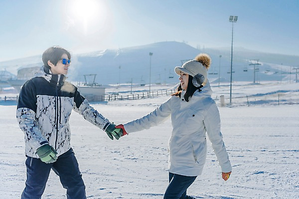 포토 JPG 주간 커플 여자 남자 겨울 스키장 미소 상반신 20대 성인 야외 두명 옆모습 햇빛 걷기 손잡기 다정 한국인 눈 몽골 성인만 국내포토 자연요소 계절 아시아 뷰포인트 컨셉 관계 모션 날씨 표정 사람 동양인 청년 태양 파일형식