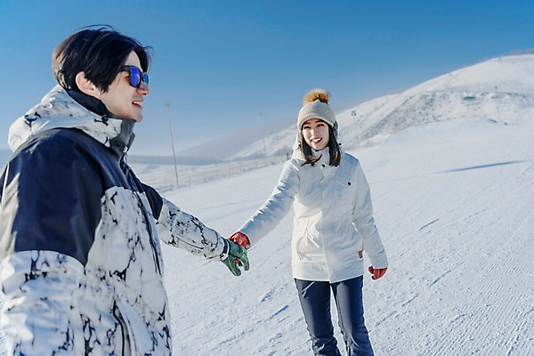 포토 JPG 주간 커플 여자 남자 겨울 스키장 미소 상반신 20대 성인 야외 두명 앞모습 옆모습 걷기 손잡기 다정 한국인 눈 몽골 성인만 국내포토 자연요소 계절 아시아 뷰포인트 컨셉 관계 모션 날씨 표정 사람 동양인 청년 파일형식