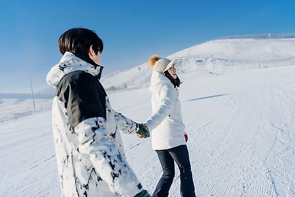 포토 JPG 주간 커플 여자 남자 겨울 스키장 미소 상반신 20대 성인 야외 두명 뒷모습 걷기 손잡기 다정 한국인 눈 몽골 성인만 국내포토 자연요소 계절 아시아 뷰포인트 컨셉 관계 모션 날씨 표정 사람 동양인 청년 파일형식