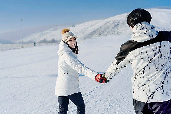 포토 JPG 주간 커플 여자 남자 겨울 스키장 미소 상반신 20대 성인 야외 두명 뒷모습 걷기 손잡기 다정 한국인 눈 뒤돌아보기 몽골 성인만 국내포토 자연요소 계절 아시아 뷰포인트 컨셉 관계 모션 표정 사람 동양인 청년 파일형식