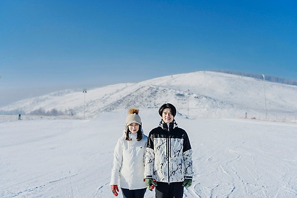 포토 JPG 주간 커플 여자 남자 겨울 하늘 스키장 서기 미소 상반신 20대 성인 야외 두명 앞모습 손잡기 다정 한국인 눈 몽골 성인만 국내포토 자연요소 계절 아시아 뷰포인트 컨셉 관계 모션 날씨 표정 사람 동양인 청년 파일형식