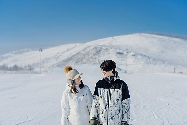 포토 JPG 주간 커플 여자 남자 겨울 하늘 스키장 서기 미소 상반신 20대 성인 야외 두명 앞모습 손잡기 다정 한국인 눈 몽골 성인만 국내포토 자연요소 계절 아시아 뷰포인트 컨셉 관계 모션 날씨 표정 사람 동양인 청년 파일형식