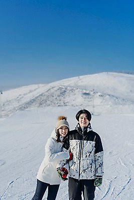 포토 JPG 주간 커플 여자 남자 겨울 하늘 스키장 서기 미소 상반신 20대 성인 야외 두명 앞모습 손잡기 다정 한국인 눈 몽골 성인만 국내포토 자연요소 계절 아시아 뷰포인트 컨셉 관계 모션 날씨 표정 사람 동양인 청년 파일형식
