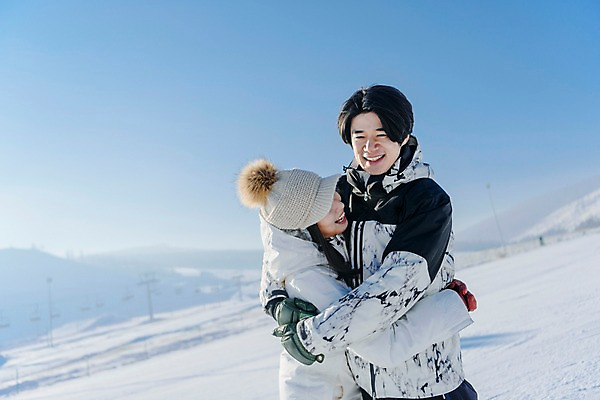 포토 JPG 주간 커플 여자 남자 겨울 포옹 스키장 서기 미소 상반신 20대 성인 야외 두명 옆모습 다정 한국인 눈 몽골 성인만 국내포토 자연요소 계절 아시아 뷰포인트 컨셉 관계 안기 모션 날씨 표정 사람 동양인 청년 파일형식