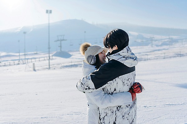 포토 JPG 주간 커플 여자 남자 겨울 포옹 스키장 서기 미소 상반신 20대 성인 야외 두명 옆모습 다정 한국인 눈 몽골 성인만 국내포토 자연요소 계절 아시아 뷰포인트 컨셉 관계 안기 모션 날씨 표정 사람 동양인 청년 파일형식