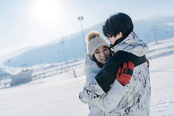 포토 JPG 주간 커플 여자 남자 겨울 포옹 스키장 서기 미소 상반신 20대 성인 야외 두명 옆모습 다정 한국인 눈 몽골 성인만 국내포토 자연요소 계절 아시아 뷰포인트 컨셉 관계 안기 모션 날씨 표정 사람 동양인 청년 파일형식