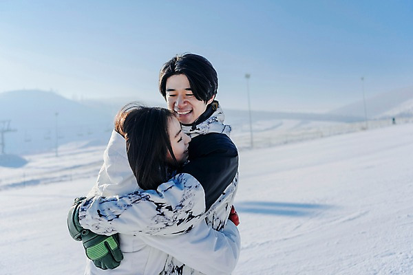 포토 JPG 주간 커플 여자 남자 겨울 포옹 스키장 서기 미소 상반신 20대 성인 야외 두명 옆모습 다정 한국인 눈 몽골 성인만 국내포토 자연요소 계절 아시아 뷰포인트 컨셉 관계 안기 모션 날씨 표정 사람 동양인 청년 파일형식