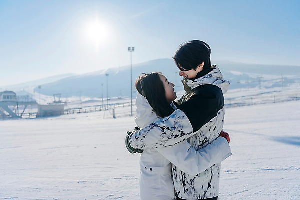 포토 JPG 주간 커플 여자 남자 겨울 포옹 스키장 서기 미소 상반신 20대 성인 야외 두명 옆모습 다정 한국인 눈 몽골 성인만 국내포토 자연요소 계절 아시아 뷰포인트 컨셉 관계 안기 모션 날씨 표정 사람 동양인 청년 파일형식