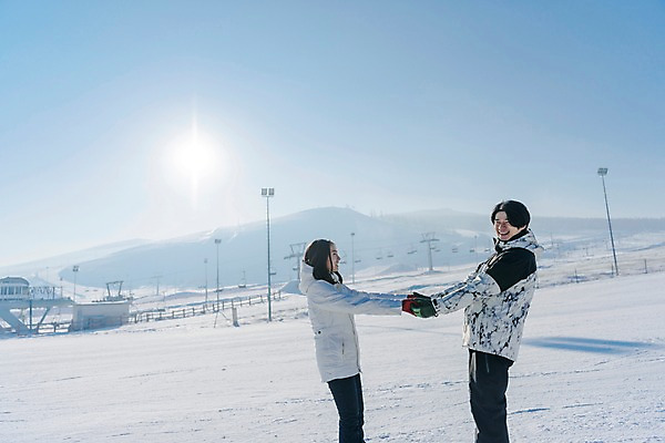 포토 JPG 주간 커플 여자 남자 겨울 스키장 서기 미소 상반신 20대 성인 야외 두명 옆모습 햇빛 손잡기 다정 한국인 눈 몽골 성인만 국내포토 자연요소 계절 아시아 뷰포인트 컨셉 관계 모션 날씨 표정 사람 동양인 청년 태양 파일형식