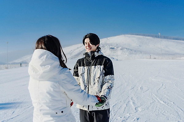 포토 JPG 주간 커플 여자 남자 겨울 스키장 서기 미소 상반신 20대 성인 야외 두명 앞모습 뒷모습 마주보기 손잡기 다정 한국인 눈 몽골 성인만 국내포토 자연요소 계절 아시아 뷰포인트 컨셉 관계 모션 날씨 표정 사람 동양인 청년 파일형식