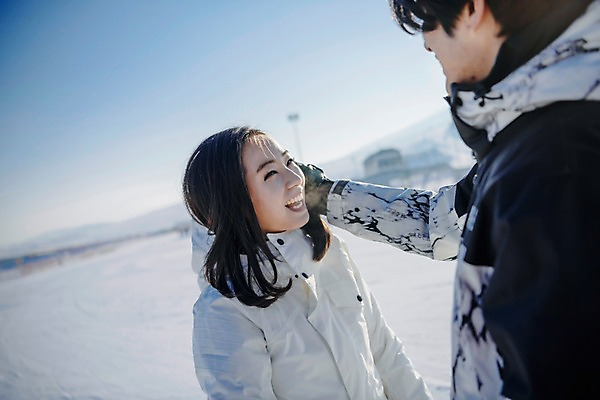 포토 JPG 주간 커플 여자 남자 겨울 장난 하늘 스키장 서기 미소 상반신 20대 성인 야외 두명 옆모습 마주보기 다정 한국인 눈 몽골 성인만 국내포토 자연요소 계절 아시아 뷰포인트 컨셉 관계 모션 날씨 표정 사람 동양인 청년 파일형식