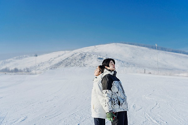 포토 JPG 주간 커플 여자 남자 겨울 하늘 스키장 서기 상반신 20대 성인 야외 두명 옆모습 눈감음 손잡기 다정 한국인 등맞대기 눈 몽골 성인만 국내포토 자연요소 계절 아시아 뷰포인트 컨셉 관계 모션 날씨 사람 동양인 청년 파일형식