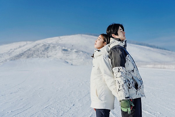 포토 JPG 주간 커플 여자 남자 겨울 하늘 스키장 서기 상반신 20대 성인 야외 두명 옆모습 눈감음 손잡기 다정 한국인 등맞대기 눈 몽골 성인만 국내포토 자연요소 계절 아시아 뷰포인트 컨셉 관계 모션 날씨 사람 동양인 청년 파일형식
