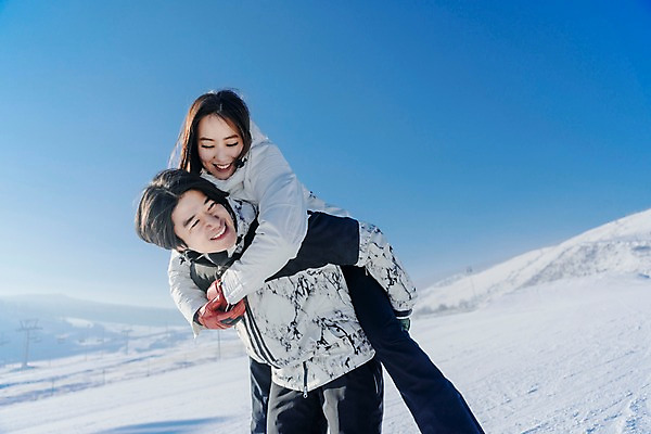 포토 JPG 주간 커플 여자 남자 겨울 하늘 스키장 서기 미소 상반신 20대 성인 야외 두명 옆모습 다정 한국인 눈 몽골 즐거움 업기 성인만 국내포토 자연요소 계절 감정 아시아 뷰포인트 컨셉 관계 모션 날씨 표정 사람 동양인 청년 파일형식