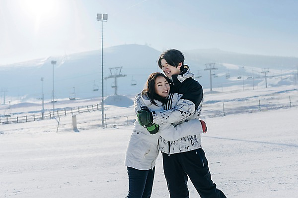 포토 JPG 주간 커플 여자 남자 겨울 포옹 스키장 서기 미소 상반신 20대 성인 야외 두명 옆모습 다정 한국인 눈 몽골 즐거움 성인만 국내포토 자연요소 계절 감정 아시아 뷰포인트 컨셉 관계 안기 모션 날씨 표정 사람 동양인 청년 파일형식