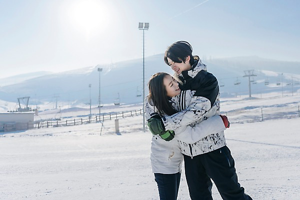 포토 JPG 주간 커플 여자 남자 겨울 포옹 스키장 서기 미소 상반신 20대 성인 야외 두명 옆모습 다정 한국인 눈 몽골 즐거움 성인만 국내포토 자연요소 계절 감정 아시아 뷰포인트 컨셉 관계 안기 모션 날씨 표정 사람 동양인 청년 파일형식