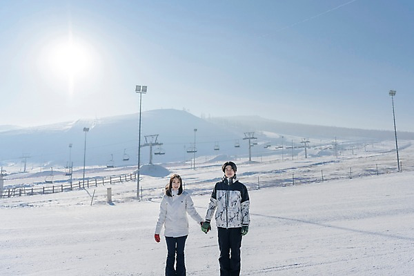 포토 JPG 주간 커플 여자 남자 겨울 하늘 스키장 서기 상반신 20대 성인 야외 두명 앞모습 햇빛 손잡기 다정 한국인 눈 몽골 성인만 국내포토 자연요소 계절 아시아 뷰포인트 컨셉 관계 모션 날씨 사람 동양인 청년 태양 파일형식