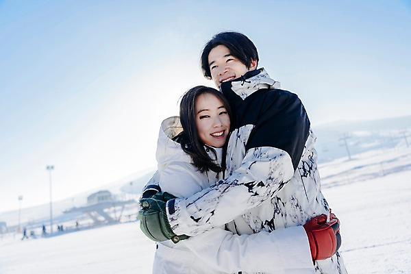 포토 JPG 주간 커플 여자 남자 겨울 포옹 스키장 서기 미소 상반신 20대 성인 야외 두명 옆모습 다정 한국인 눈 몽골 성인만 국내포토 자연요소 계절 아시아 뷰포인트 컨셉 관계 안기 모션 날씨 표정 사람 동양인 청년 파일형식