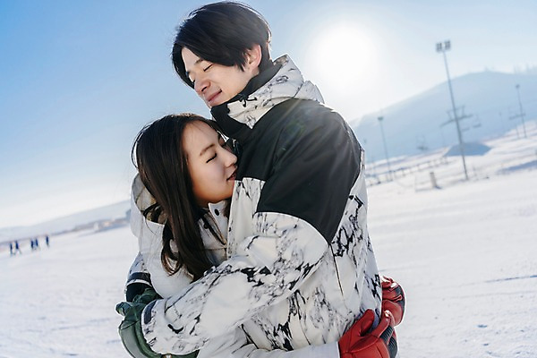 포토 JPG 주간 커플 여자 남자 겨울 포옹 스키장 서기 미소 상반신 20대 성인 야외 두명 옆모습 눈감음 다정 한국인 눈 몽골 성인만 국내포토 자연요소 계절 아시아 뷰포인트 컨셉 관계 안기 모션 날씨 표정 사람 동양인 청년 파일형식