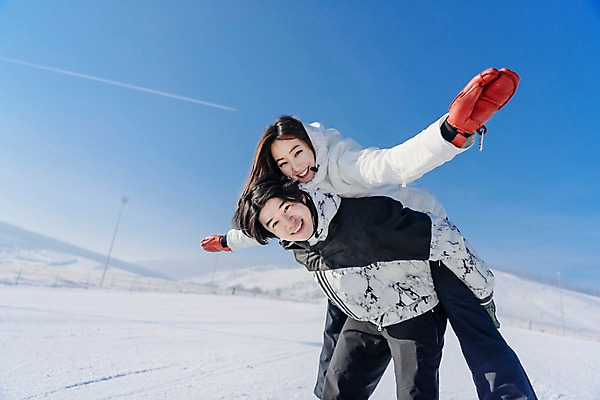 포토 JPG 주간 커플 여자 남자 겨울 하늘 팔벌리기 스키장 서기 미소 상반신 20대 성인 야외 두명 옆모습 다정 한국인 눈 몽골 즐거움 업기 성인만 국내포토 자연요소 계절 감정 아시아 뷰포인트 컨셉 관계 모션 날씨 표정 사람 동양인 청년 파일형식