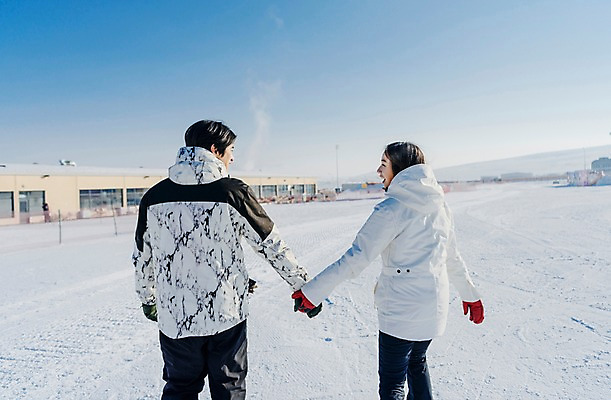 포토 JPG 주간 커플 여자 남자 겨울 스키장 상반신 20대 성인 야외 두명 뒷모습 마주보기 걷기 손잡기 다정 한국인 눈 몽골 성인만 국내포토 자연요소 계절 아시아 뷰포인트 컨셉 관계 모션 날씨 사람 동양인 청년 파일형식